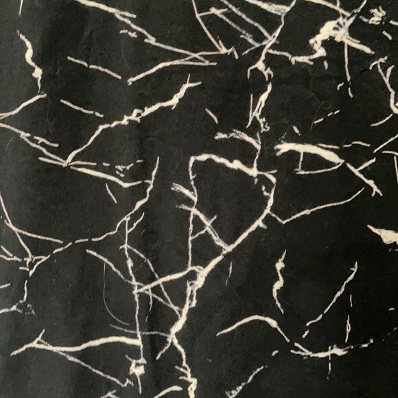 Stretchy black pencil skirt with marbling pattern - Picture 2 of 4